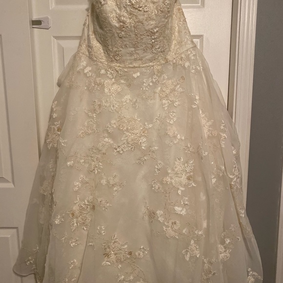 Oleg Cassini Organza Wedding Dress - Picture 3 of 8